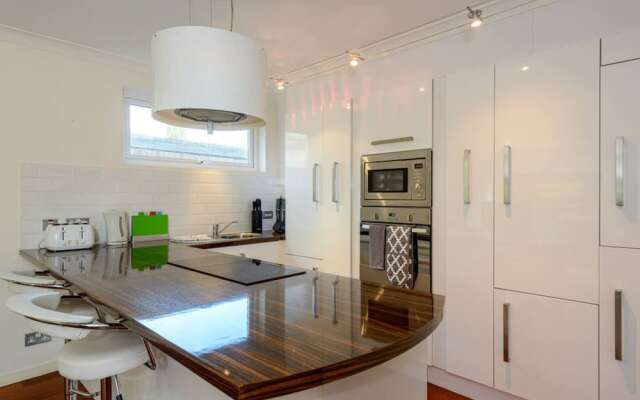 Corrin - Chic 1 Bedroom Apartment