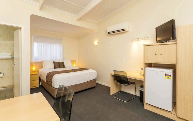 The Club Motel and Apartments