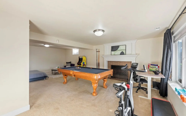 Renton Lakeside Oasis, Lakeview, 4B 2.5B, Spacious