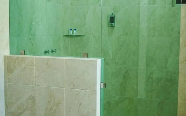 La Lola Hotel & Suites