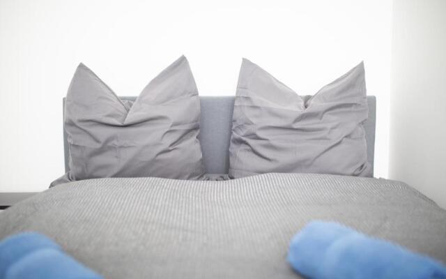 FULL HOUSE Studios - Rosenhof Apartments