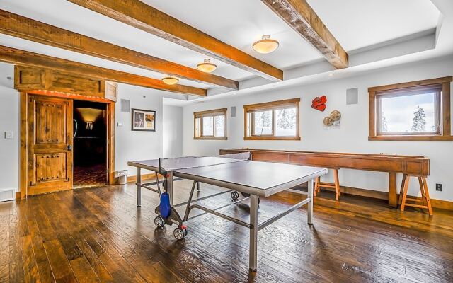 Inuksuk Lodge 4800 sq ft of Excellence