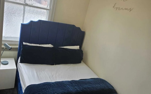 Charming Wolverhampton Apartment With Private Entrance