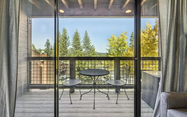 On-site Skiing: Truckee Studio w/ Balcony