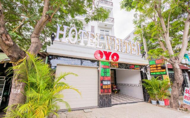 OYO 471 White 1 Hotel
