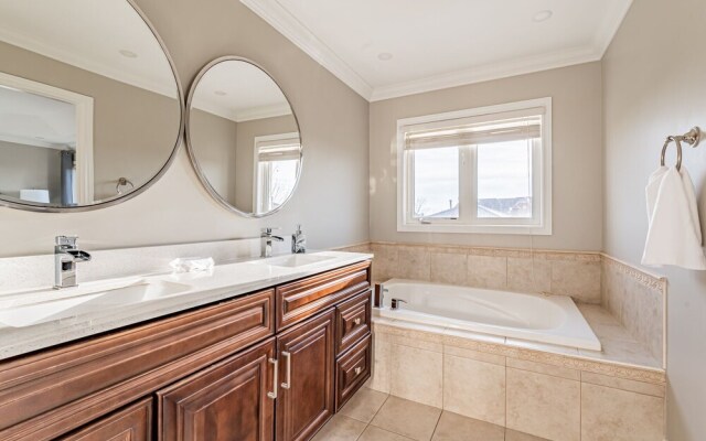 Luxury Villa - Mississauga Square One