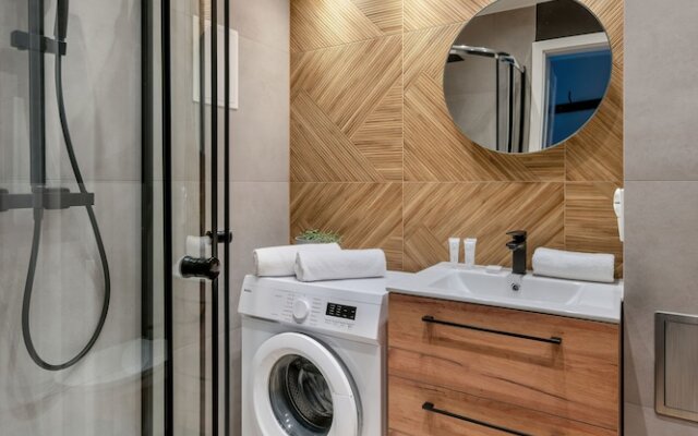 Charming Apartment for 6 by Renters