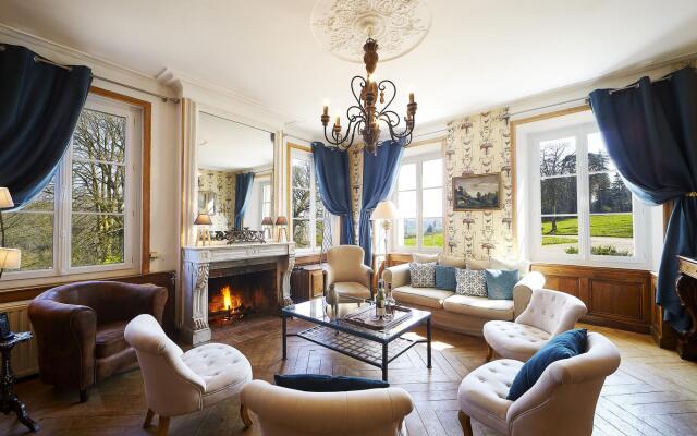 Castle and its outbuildings with terrace in Asnières