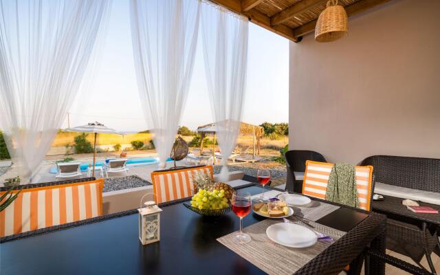 Gennadi Serenity House -beachfront Villa