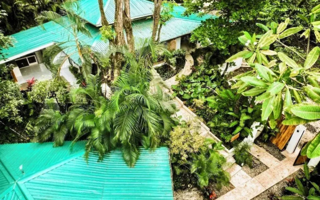 Makanas Beach Bungalows