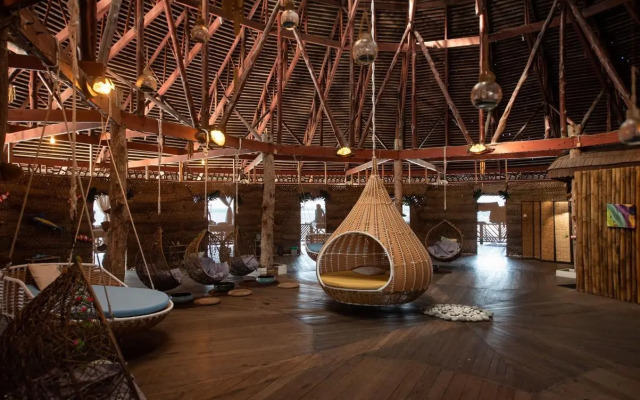 Dragon Inn Floating Resort