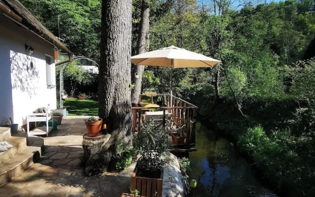 Sunny Wooden House on Creek, 30 Minutes Prague