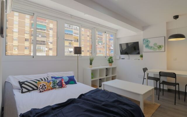 Bright Málaga Beach and Downtown Apartment