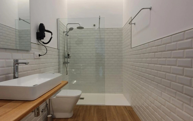 REDONDELA APARTMENTS - Bedroom, Bathroom & Kitchen