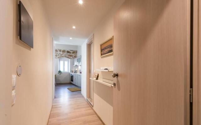 Newly Renovated 1730's Venetian Loft (02) !