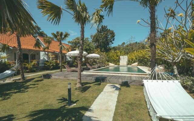 Tamuku Padang Padang, CARI Surf Camp