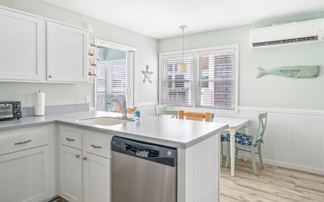 Coastal Condo Close to Beach & Entertainment
