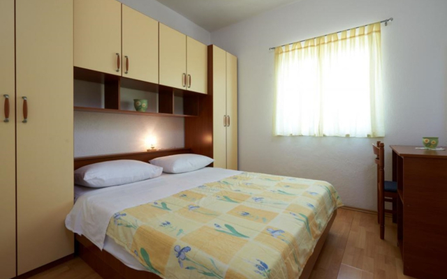 Apartment Mare - 30 m from pebble beach: A3 Seget Vranjica, Riviera Trogir