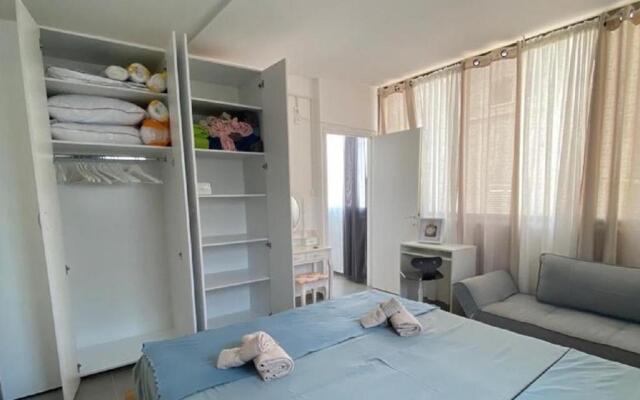 Beautiful apartment on the beach in Bat yam