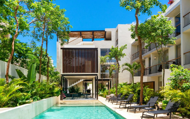 Studio wterrace, hammock, and pool access