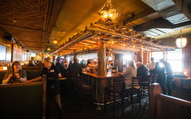 McMenamins Kalama Harbor Lodge