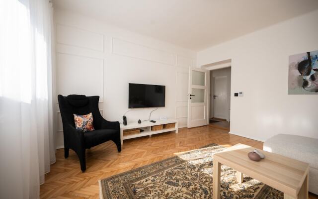 Sunny 1bdr Apartment Near City Center