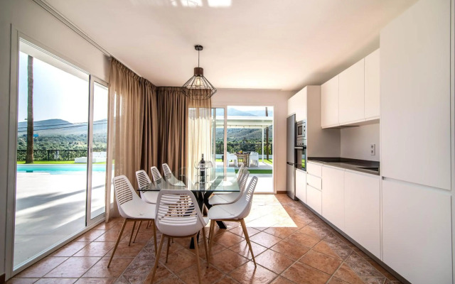 PALM TREE VILLA - 5BDR Paradise Pool / Chill Out Beds