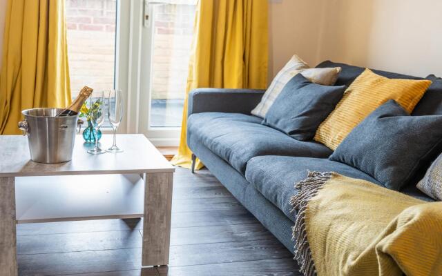 Queens Townhouse - 3 Bedrooms - Pets - Parking