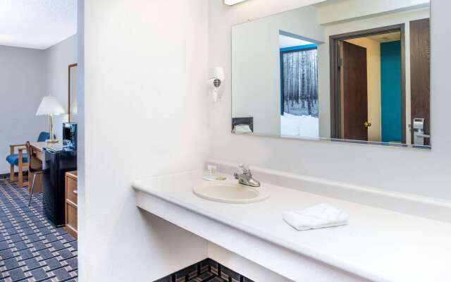 Super 8 by Wyndham Lincoln West