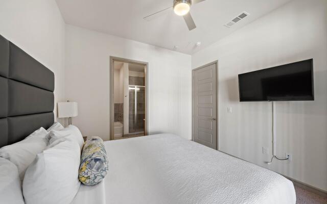 Modern 2BR Apartment Downtown Location