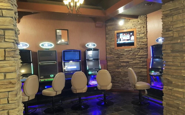 Twin Pine Inn & Suites