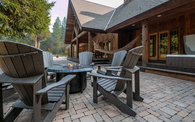 Serenity Pines Lodge in Shugart Flats