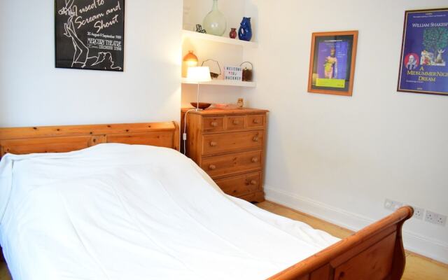 1 Bedroom Flat Next to Victoria Park Village