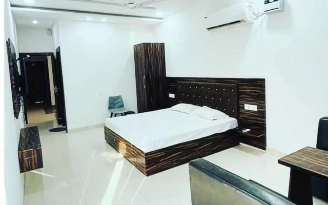 Town house cafe and hotel