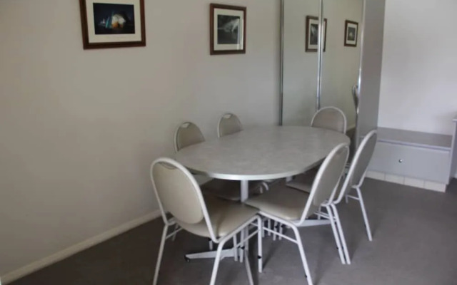 Saltbush Motor Inn