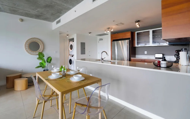 Lovely Condo|Pool & Parking at Midblock