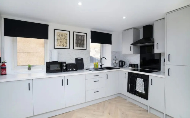 Modern 5 Bed-2 Bath Apartment