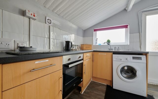 Detached 3 Bed House, Ideal for Long Stays & Pets