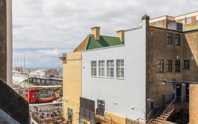 Central Pier Place | Large Group House | 20 metres from the Pier and beach