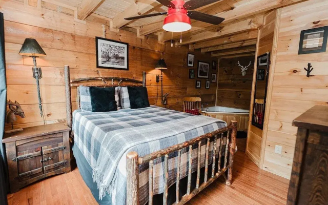 Elk Feathers 2 Bedroom Cabin by RedAwning