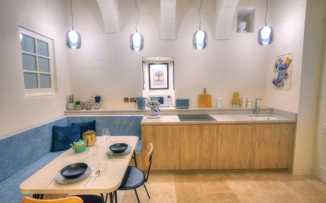 136 - Stylish & traditional 1 bedroom apartment