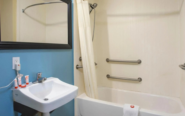 OYO Hotel Knoxville TN Cedar Bluff I-40