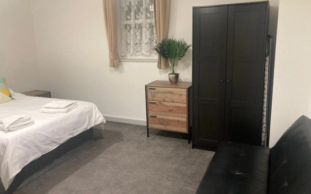 Spacious 2 Bed apartment - Sleeps 6 - Burnham Village