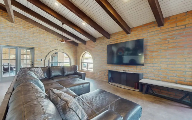 3 BR Home, Spacious Backyard w/ Pool