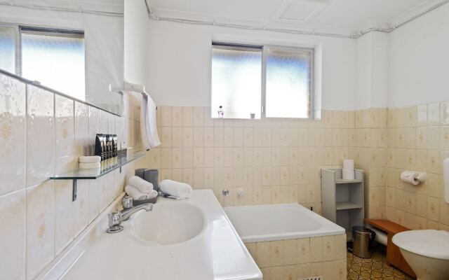 HomeHotel - Luxury Close to Train Station