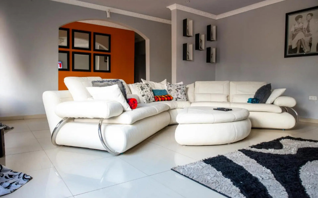 Cheerful and luxurious 4 bedroom villa with a pool.