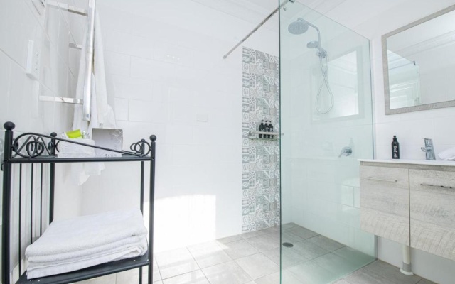 Blue Door Apartments Heritage Charm in CBD – Guest Rooms – Orange
