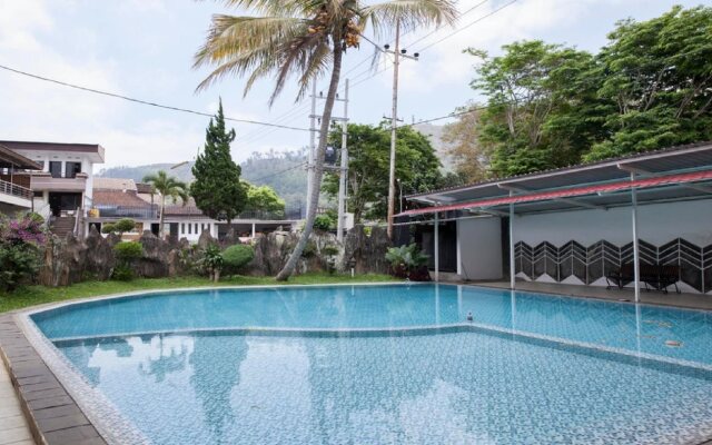 RedDoorz Plus near Songgoriti Temple