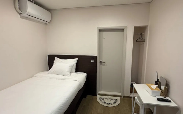 Crashin Yongsan Guesthouse