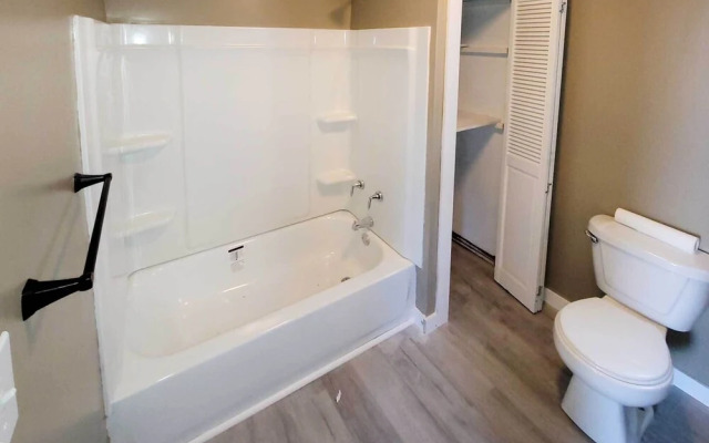 Manistee House w/ Deck: 1/2 Mi to Riverwalk!